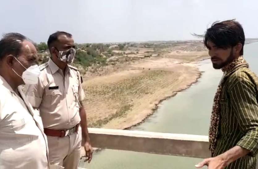 पालीब्रिज से युवक ने चम्बल में लगाई छलांग, सर्च अभियान जारी पालीब्रिज से युवक ने चम्बल में लगाई छलांग, सर्च अभियान जारी