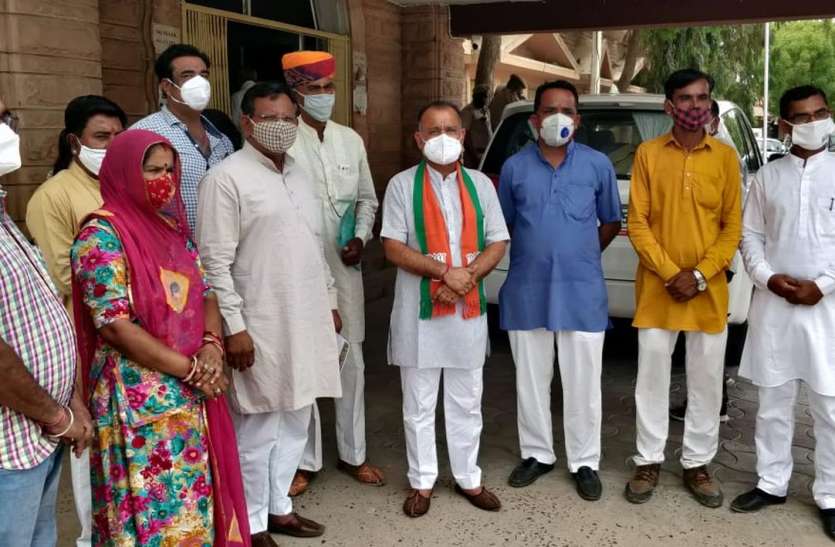 पटवारी हड़ताल को लेकर आ रही परेशानी के संबंध में सौंपा ज्ञापन पटवारी हड़ताल को लेकर आ रही परेशानी के संबंध में सौंपा ज्ञापन