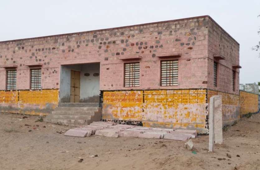 पटवारियों की हड़ताल से किसान, आमजन व विद्यार्थी परेशान पटवारियों की हड़ताल से किसान, आमजन व विद्यार्थी परेशान