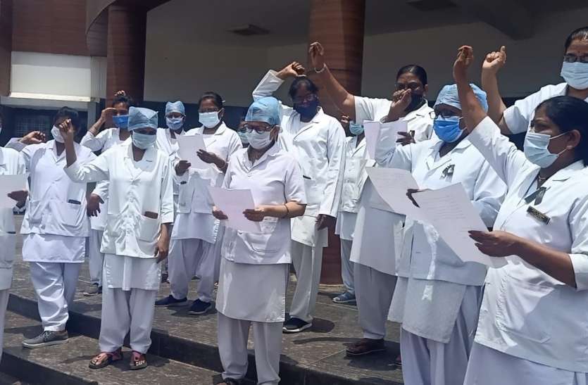 The nurses raised slogans by clapping, we have taken over the country, who will take care of us ताली बजाकर नर्सें ने लगाए नारें, हमने देश संभाला है, हमें कौन संभालेगा