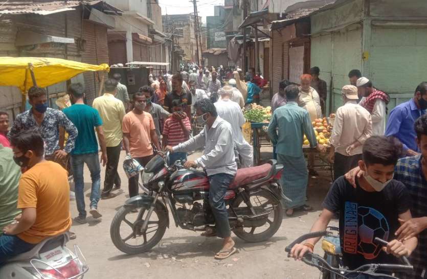 The effect of public curfew was not seen in Burhanpur, there was a crowd in the markets बुरहानपुर में नहीं दिखा जनता कर्फ़्यू का असर, बाजारों में रही भीड़