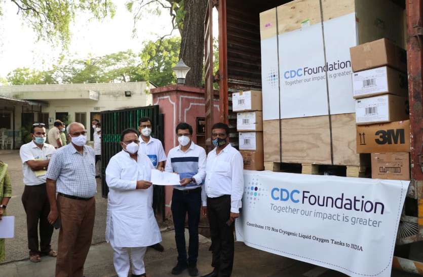 36 cryogenic oxygen tanks presented to the medical minister चिकित्सा मंत्री को भेंट किए 36 क्रायोजनिक ऑक्सीजन टैंक