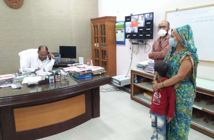 जिला सीइओ से लगाई मदद की गुहार दिवंगत कर्मचारी की पत्नी 1 साल से तरस रही पेंशन के लिए