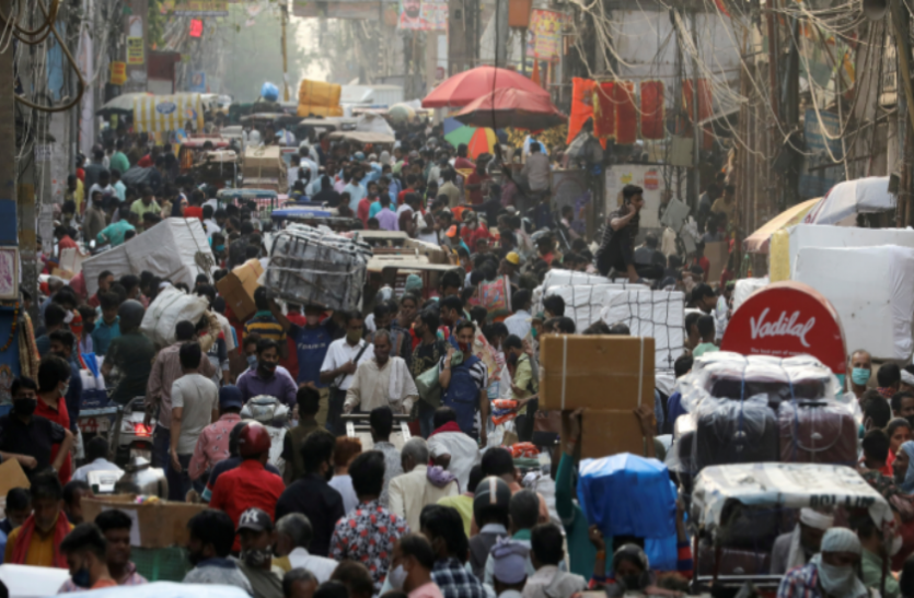 covid-delhi.png दिल्ली: लॉकडाउन प्रतिबंधों में मिली छूट के बाद लोग बेकाबू, मेट्रो-शॉपिंग मॉल में उमड़ी भीड़
