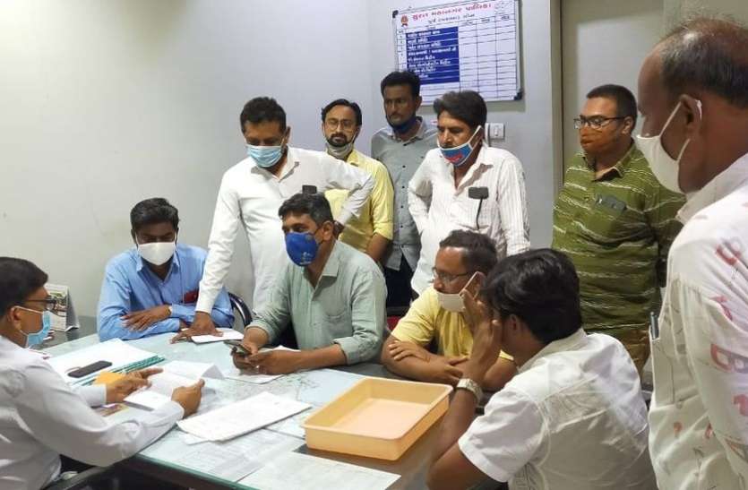 खाड़ी सफाई में खामी पर विपक्ष आक्रामक खाड़ी सफाई में खामी पर विपक्ष आक्रामक