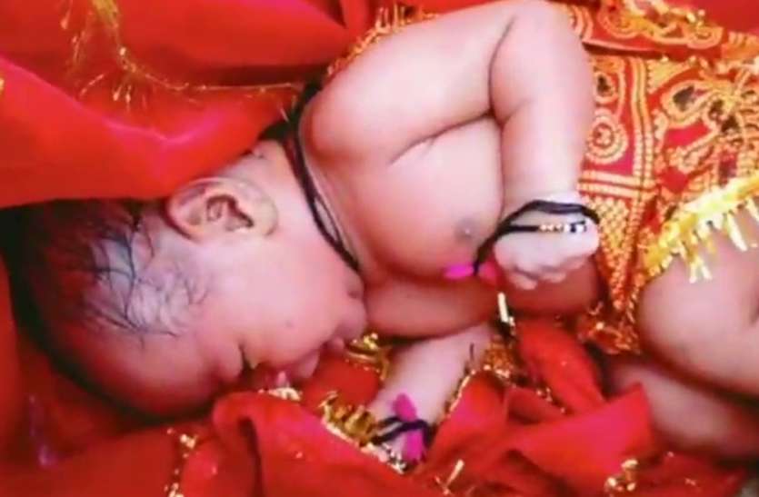 Kid नवजात को चुनरी में लपेट गंगा में बहाया, नाविक ने बचाया, बक्से में मिली जन्मकुंडली व भगवान की तस्वीरें