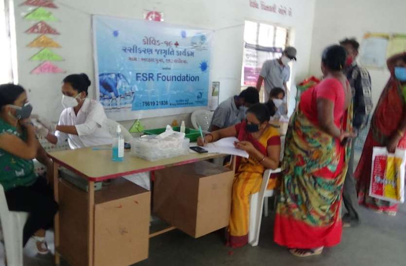 वडोदरा जिले के चार गांवों में शत-प्रतिशत लोगों ने लगवाई कोरोना की वैक्सीन वडोदरा जिले के चार गांवों में शत-प्रतिशत लोगों ने लगवाई कोरोना की वैक्सीन