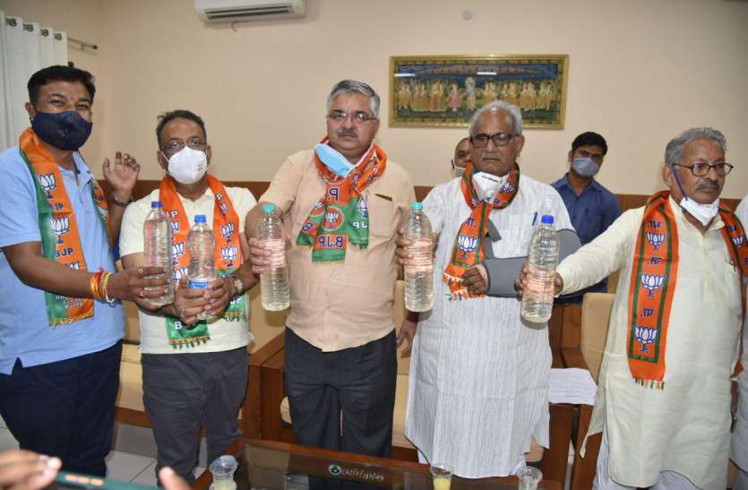 राज्यसभा सांसद ने लिफ्ट केनाल में ‘प्रदूषित पानी’ को लेकर खोला मोर्चा राज्यसभा सांसद ने लिफ्ट केनाल में ‘प्रदूषित पानी’ को लेकर खोला मोर्चा