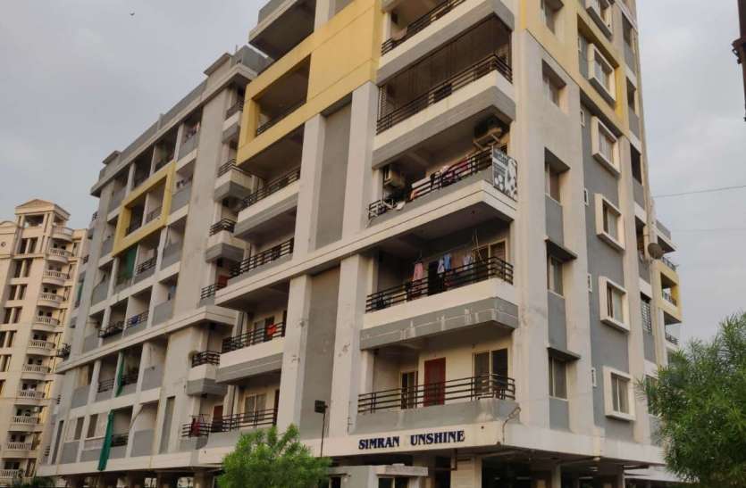 सामने से गुजर रही नर्मदा लाइन, फिर भी 66 परिवारों को हर माह 70 हजार रुपए पानी पर करना पड़ रहे खर्च सामने से गुजर रही नर्मदा लाइन, फिर भी 66 परिवारों को हर माह 70 हजार रुपए पानी पर करना पड़ रहे खर्च