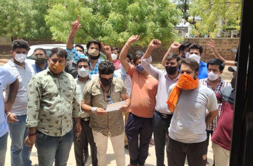हत्या के आरोपियों को गिरफ्तार करने की मांग हत्या के आरोपियों को गिरफ्तार करने की मांग