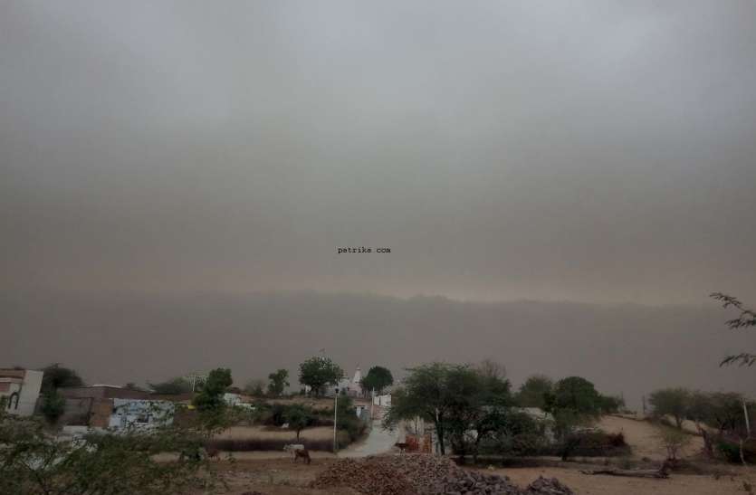 तेज हवाओं के साथ बारिश तेज हवाओं के साथ बारिश