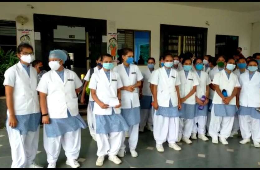 Nursing girls studying in medical college did not get stipend for two मेडिकल कालेज में अध्ययनरत नर्सिंग छात्राओं को दो साल से नहीं मिला स्टायपेंड, पहुंची कलेक्ट्रेट