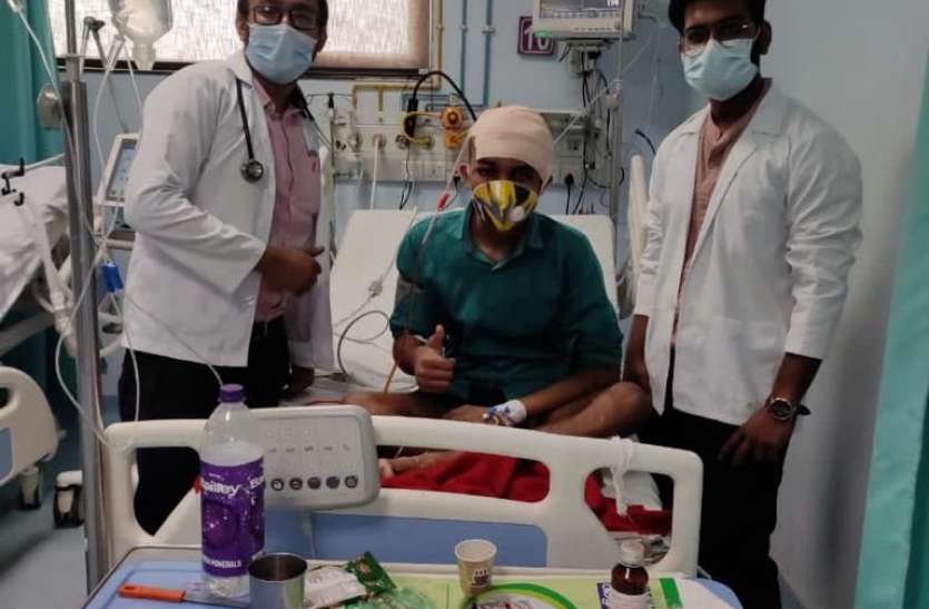 Doctors saved the life of a young man by performing an 11-hour operation for brain tumor चिकित्सिकों ने ब्रेन ट्यूमर का 11 घंटे आपरेशन कर युवक की बचाई जिंदगी, मुंबई भेजा सैंपल