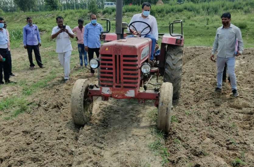 sdm.jpg भू-माफिया से डरा ड्राइवर तो खुद एसडीएम ने ट्रैक्टर चलाकर कब्जामुक्त कराई जमीन