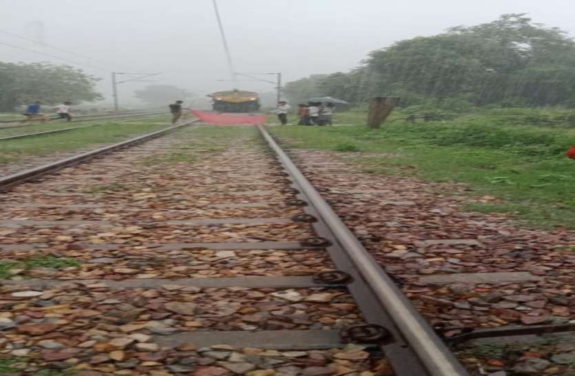 बारिश से रेलवे पटरी टूटी, सकते में रेल अधिकारी, बड़े हादसे की आशंका में रोकी गई मालगाड़ी बारिश से रेलवे पटरी टूटी, सकते में रेल अधिकारी, बड़े हादसे की आशंका में रोकी गई मालगाड़ी