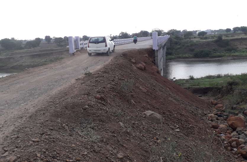 chourai पिछली बारिश में क्षतिग्रस्त पुल व सडक़ की किसी ने नहीं ली सुध, इस बार फिर खतरा