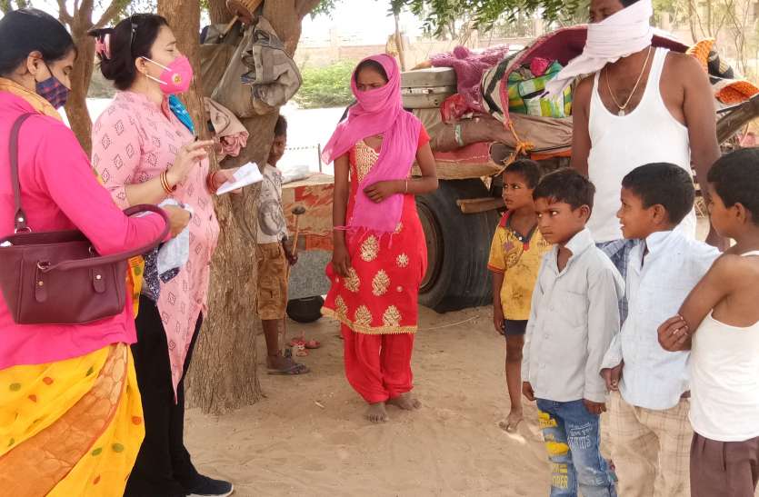 शिक्षकों को अपने घर आया देखकर अभिभूत हुए बच्चे और अभिभावक शिक्षकों को अपने घर आया देखकर अभिभूत हुए बच्चे और अभिभावक