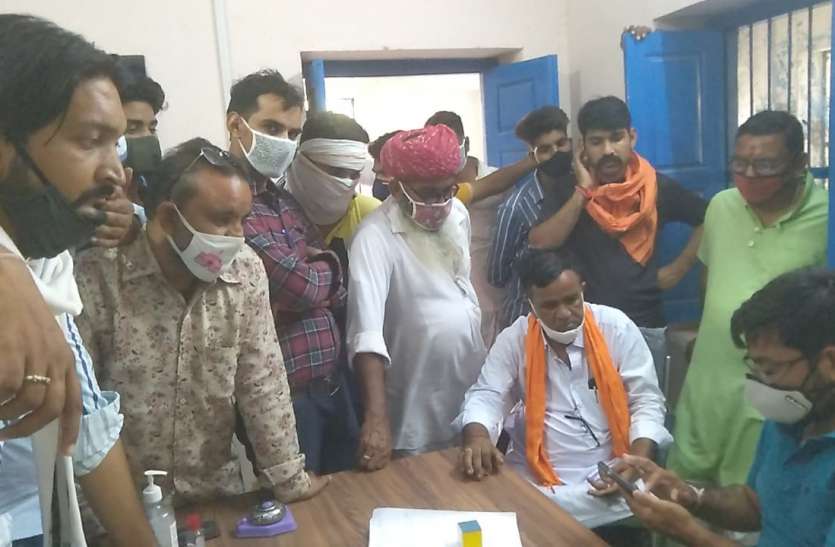 पेयजल की समस्या को लेकर किया अधिकारियों का घेराव पेयजल की समस्या को लेकर किया अधिकारियों का घेराव