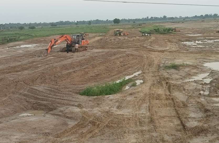 पहाड़ी नाला खरझार के तटबन्ध निर्माण में देरी से बाढ़ की आशंका, ग्रामीणों के माथे पर चिंता की लकीरें पहाड़ी नाला खरझार के तटबन्ध निर्माण में देरी से बाढ़ की आशंका, ग्रामीणों के माथे पर चिंता की लकीरें