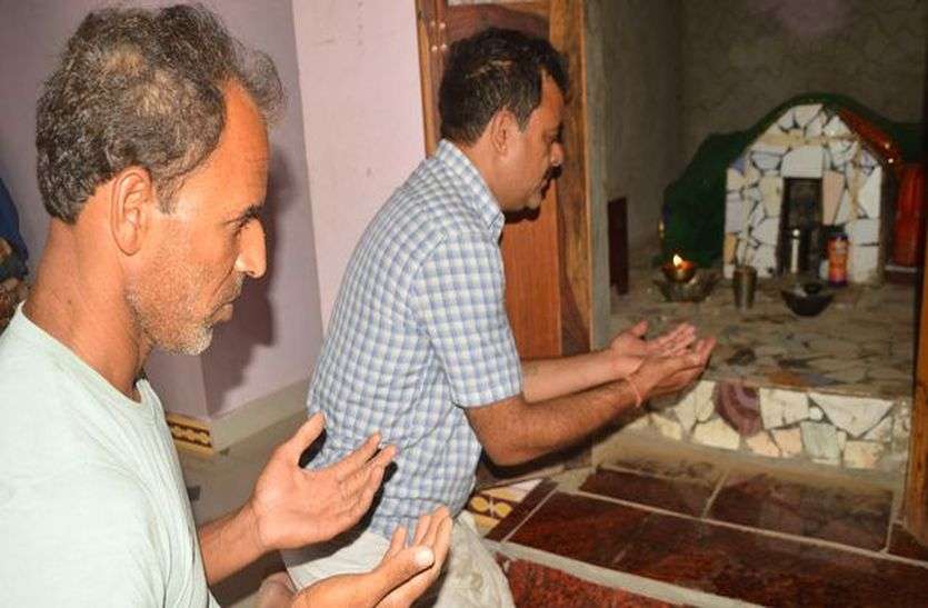 यहां हिंदू करते हैं दरगाह की इबादत यहां हिंदू करते हैं दरगाह की इबादत
