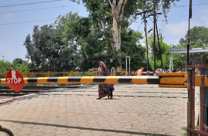 Railway gates will be permanently locked तीसरी लाइन का कार्य पूर्ण होते ही स्थायी लॉक हो जाएंगे रेलवे फाटक