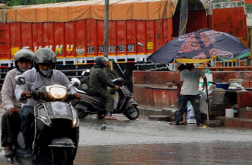 rain_in_rajasthan.jpg राजस्थान के कई हिस्सों में बारिश से मौसम खुशनुमा, आज यहां हो सकती है बारिश