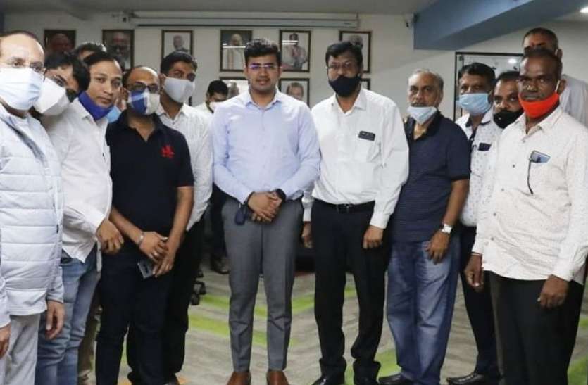 सांसद से मिले व्यापारी, बाजार खुलवाने की मांग सांसद से मिले व्यापारी, बाजार खुलवाने की मांग