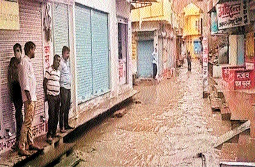झूमकर बरसे मेघ, सड़कों पर बहा पानी झूमकर बरसे मेघ, सड़कों पर बहा पानी