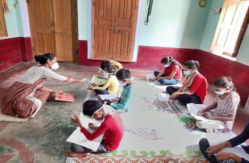बच्चों को पढ़ाना अंजली की बन गई आदत बच्चों को पढ़ाना अंजली की बन गई आदत