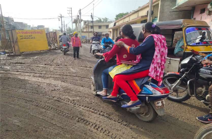 Drivers getting injured due to slipping in the mud कीचड़ में फिसलकर गिरने से चोटिल हो रहे वाहन चालक