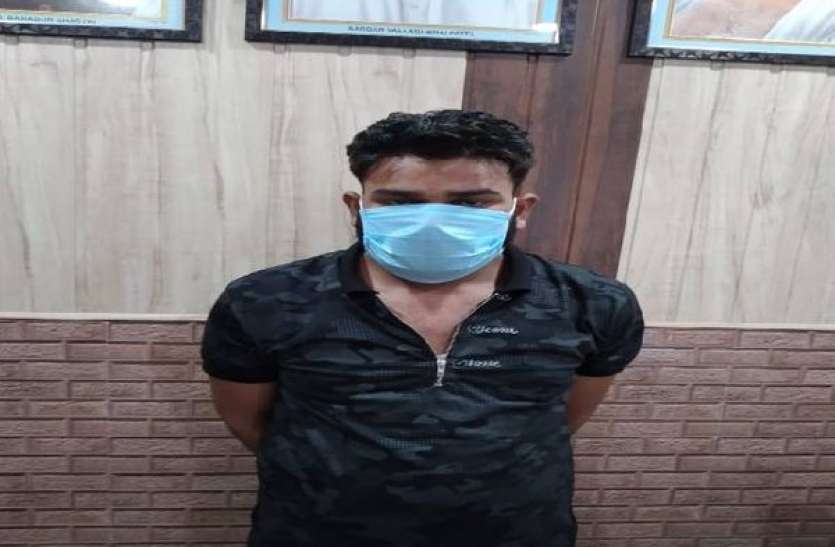 1701_1.jpg सर्राफ के घर लूटी ज्वैलरी बेचकर प्रेमिका के साथ कर रहा था मौज, पुलिस ने ऐसे किया गिरफ्तार