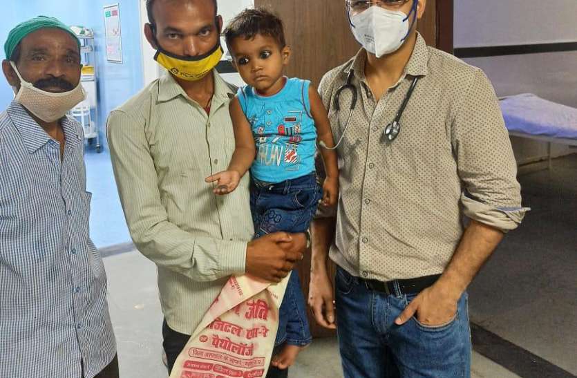 गले में सिक्का फंसने से बन आई थी जान पर बिना सर्जरी सिक्का निकालने का युवा डॉक्टर का प्रयास दिला रहा सफलता