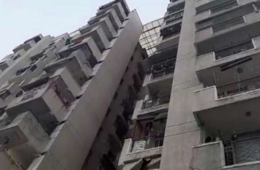 d.jpeg सोसायटी की 12वीं मंजिल पर फटी 2 लाख लीटर पानी की टंकी, फिर जो हुआ...