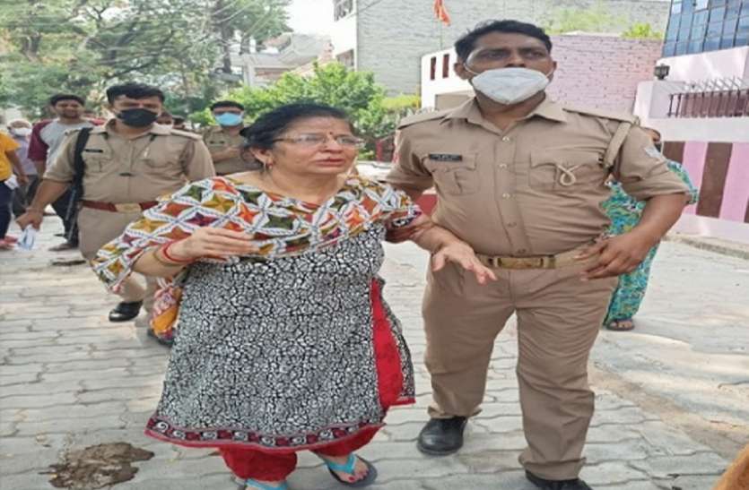 दिनदहाड़े बदमाशों ने रिटायर्ड बैंक कर्मी के घर बोला धावा, दंपति को बेरहमी से पीटकर की लूटपाट दिनदहाड़े बदमाशों ने रिटायर्ड बैंक कर्मी के घर बोला धावा, दंपति को बेरहमी से पीटकर की लूटपाट