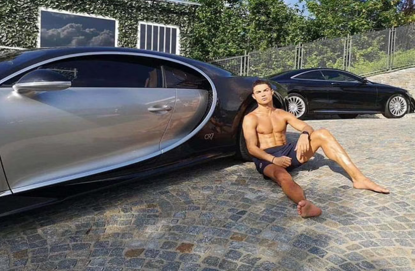 ronaldo.png रोनाल्डो के पास है दुनिया की सबसे महंगी कार, हीरे से सजी घड़ी जैसी चीजें, जीते हैं लग्जरी लाइफ