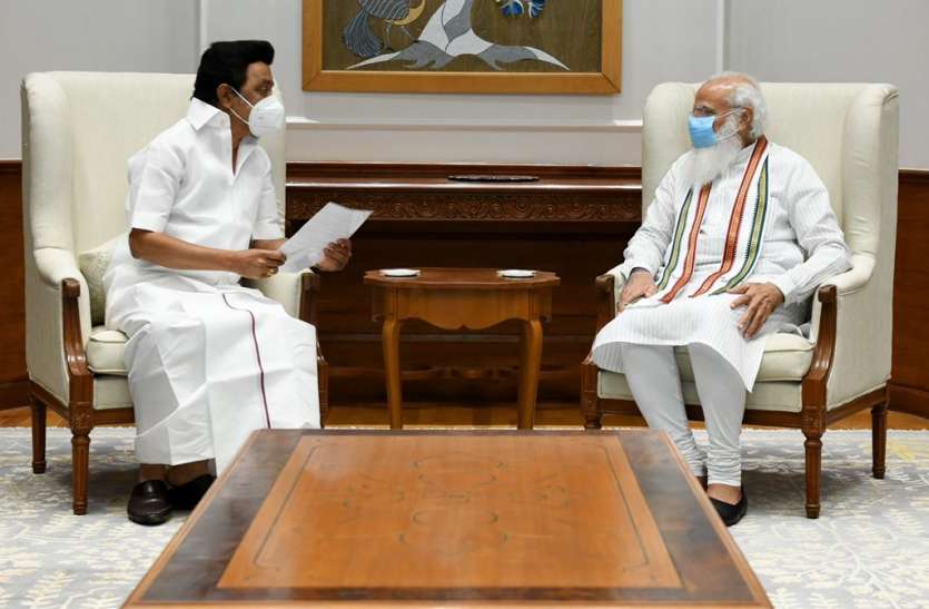 TN CM Stalin meets PM Modi, urges scrapping of NEET मुख्यमंत्री एमके स्टालिन ने पीएम मोदी से मुलाकात की, नीट परीक्षा को समाप्त करने वाला ज्ञापन सौंपा