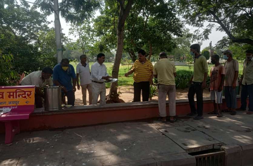 जरूरतंदों को भोजन वितरित
