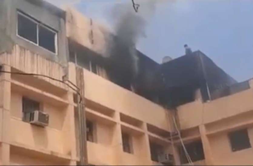fire.jpg नाेएडा: एनएमआरसी के ऑफिस में लगी भीषण आग