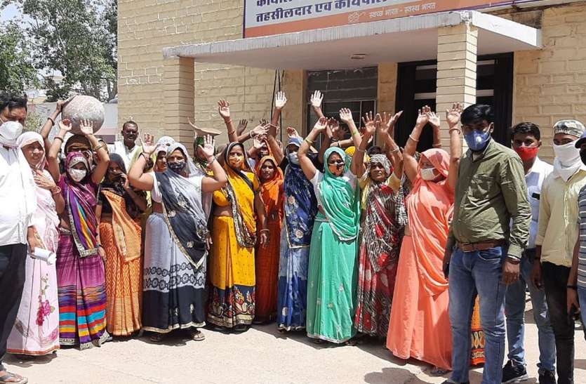महिलाओं ने फोडी मटकियां, जलदाय कार्यालय व तहसील में किया विरोध प्रदर्शन महिलाओं ने फोडी मटकियां, जलदाय कार्यालय व तहसील में किया विरोध प्रदर्शन