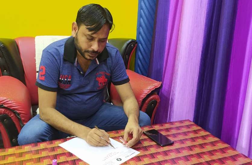 img-20210618-wa0018.jpg आजम खान की रिहाई के लिए अधिवक्ता ने राज्यपाल काे खून से लिखा पत्र