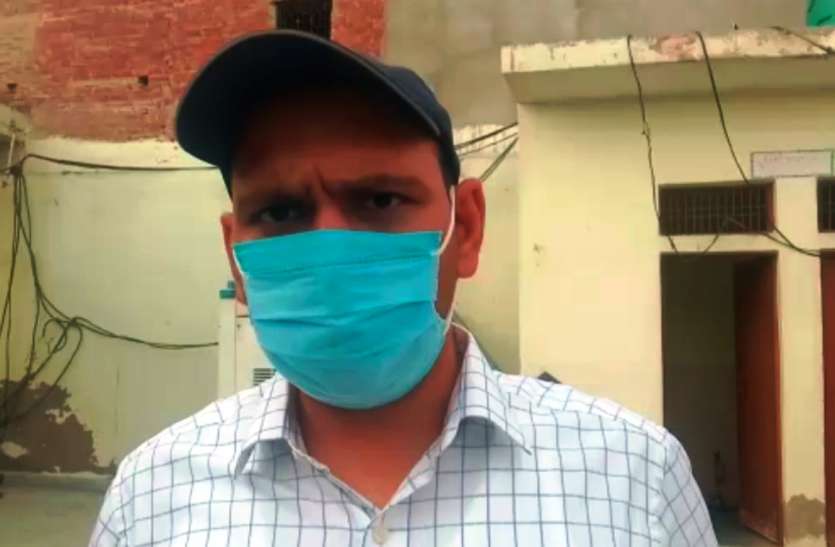 Naib Tehsildar पत्रकार के सवाल पूछने पर जांच करने आए नायब तहसीलदार भड़के, लात मारकर हड़काया
