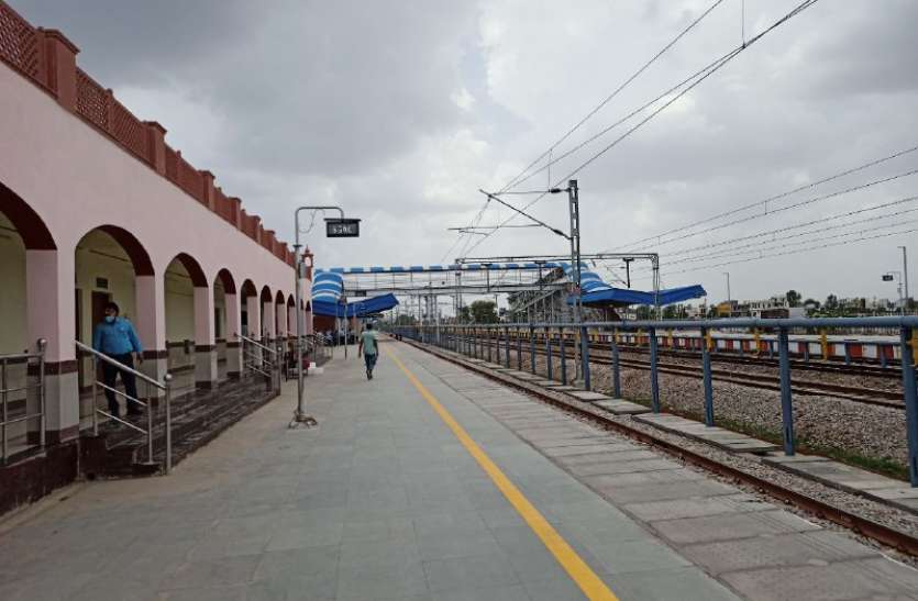 st.jpg कोटा के इस उप नगरीय स्टेशन को यात्री ट्रेनों का इंतजार