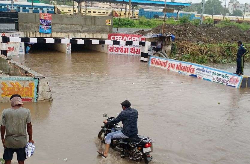 weather forecast surat weather update surat mansoon news valsad पानी में कार, चालक का हुआ यह हाल