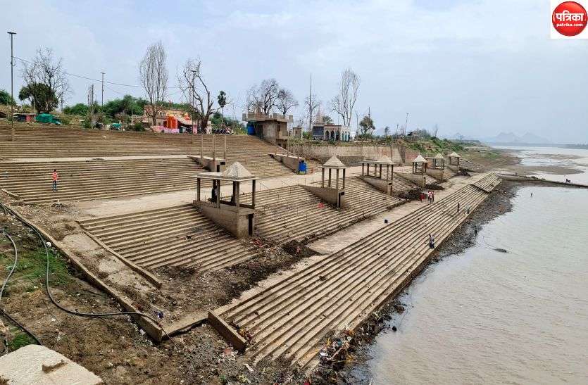 The water level of Narmada river at Rajghat is decreasing दो साल में पहली बार पूरी तरह खुला नया घाट, नर्मदा नदी का जलस्तर प्रतिदिन हो रहा कम