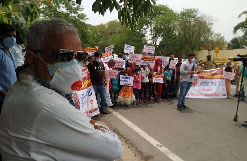 kirori lal meena protest with orphan children at CM residence Jaipur MP Kirori Lal Meena : अचानक CM House के बाहर धरने पर बैठ गए सांसद, जानें इस बार क्या बनी वजह?