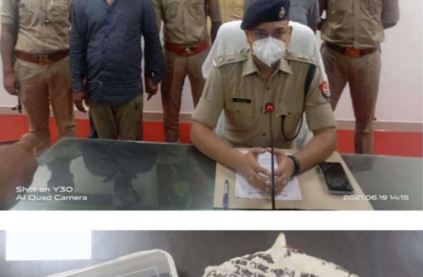 मुख्तार अंसारी का गुर्गा बताकर व्यापारी से मांगी रंगदारी, पुलिस व एसओजी टीम ने किया गिरफ्तार मुख्तार अंसारी का गुर्गा बताकर व्यापारी से मांगी रंगदारी, पुलिस व एसओजी टीम ने किया गिरफ्तार