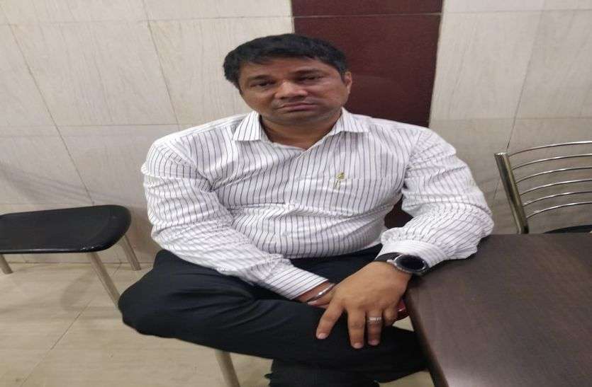 एसीबी की टीम को गुमराह करने का प्रयास नाकाम,मंजल पटेल 15 लाख रुपए समेत गिरफ्तार एसीबी की टीम को गुमराह करने का प्रयास नाकाम,मंजल पटेल 15 लाख रुपए समेत गिरफ्तार
