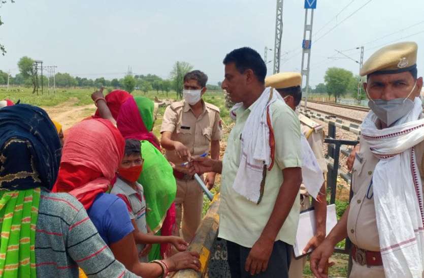 धौलीगुमटी रेलवे ट्रैक पर रेल रोको आंदोलन की चेतावनी देकर किया प्रदर्शन धौलीगुमटी रेलवे ट्रैक पर रेल रोको आंदोलन की चेतावनी देकर किया प्रदर्शन