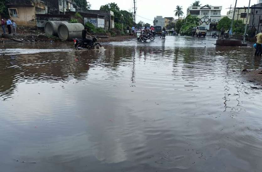 बारडोली में सडक़ों पर भरा पानी बारडोली में सडक़ों पर भरा पानी