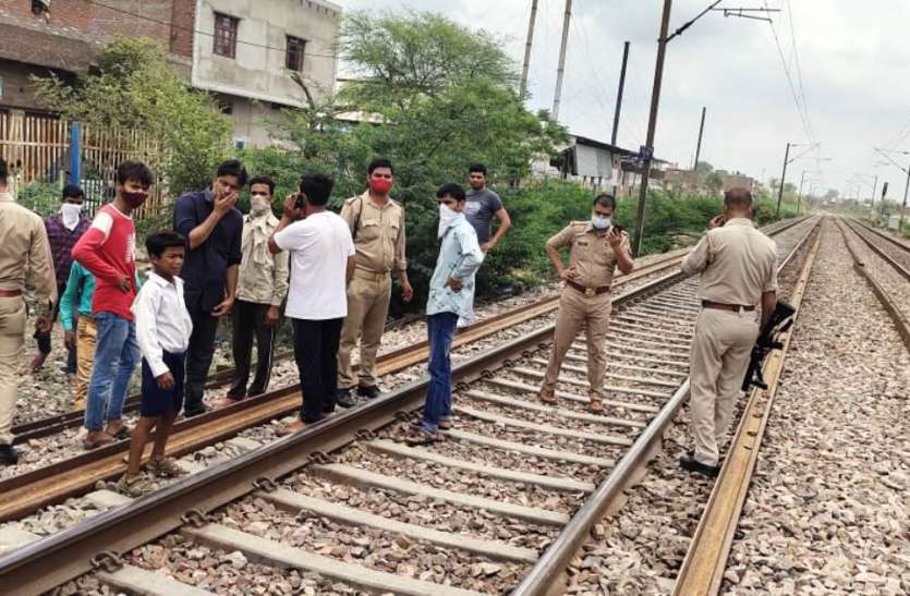 Train accident सेल्फी ले रहे दो युवकों की ट्रेन की चपेट में आने से मौत